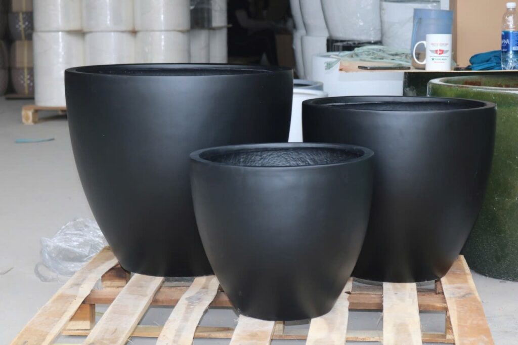 Large polystone planter for globle importer