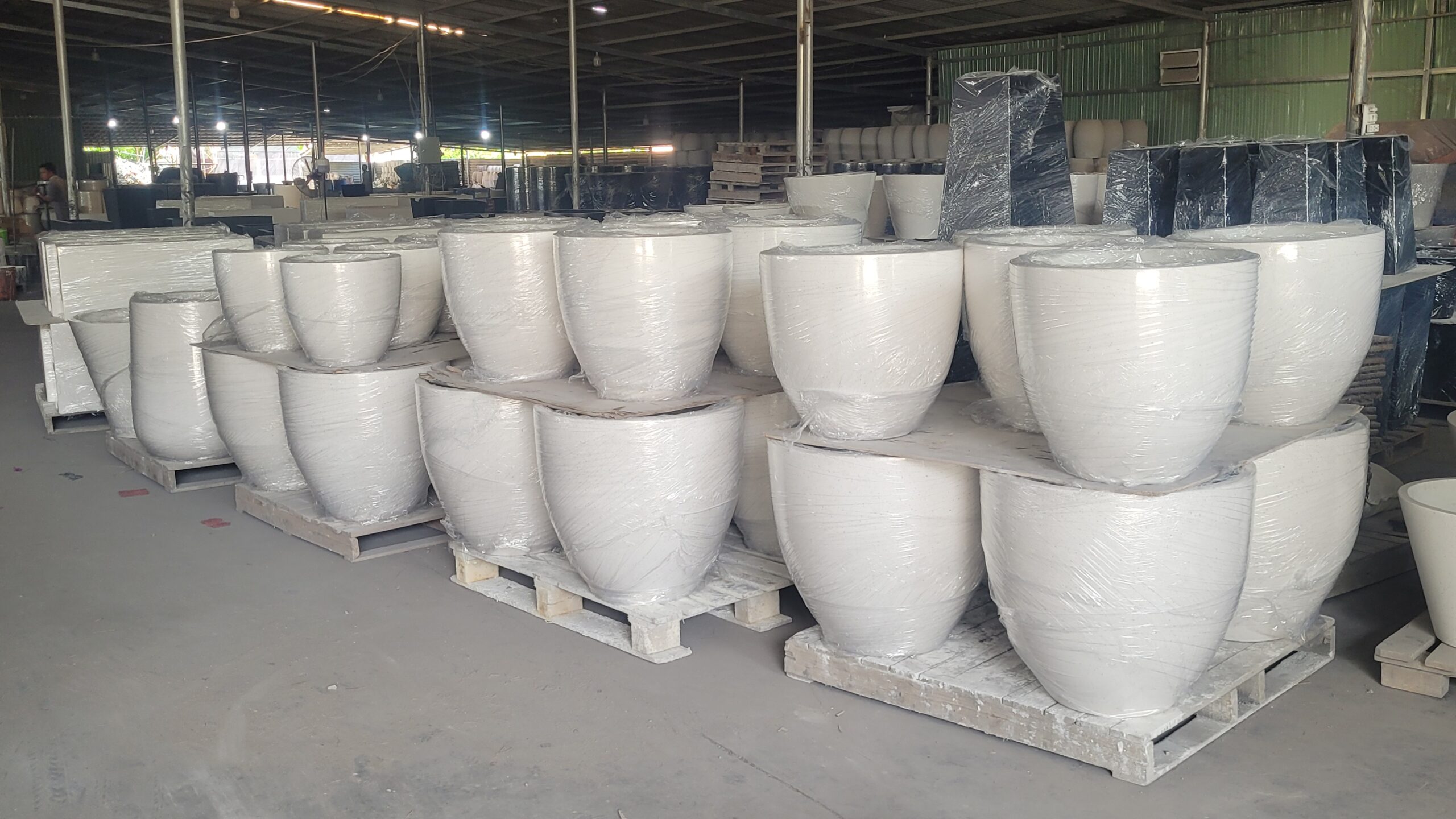 Garden center planters supplier offering fiberglass and fiber cement planters for retailers and wholesalers